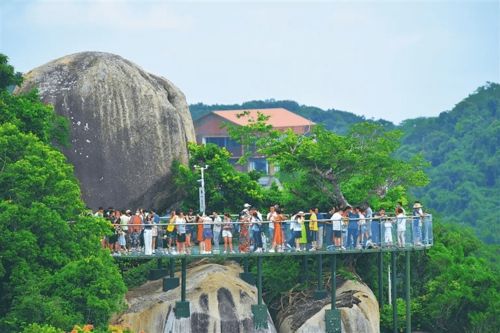三亚8天长假 接待游客72.92万人次,旅游收入40.19亿